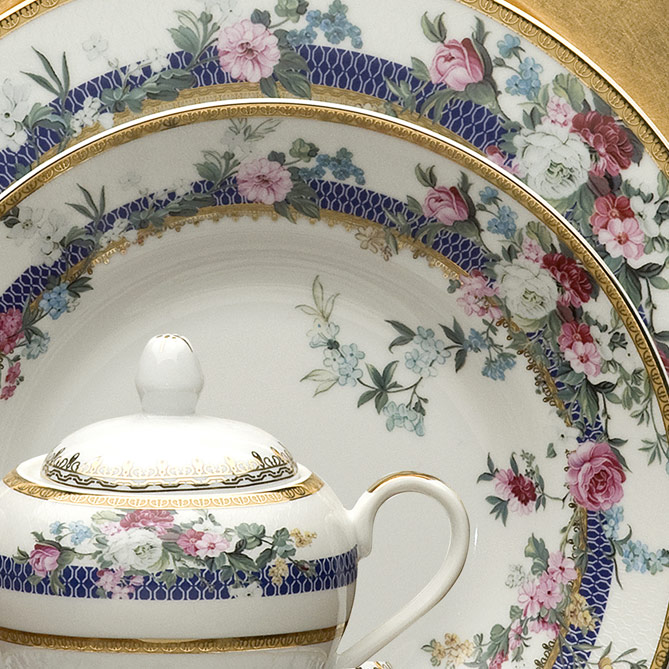 Conjunto de Mesa “Petit Jardin”: Fascinante Baixela de Porcelana para 12 pessoas com motivos florais