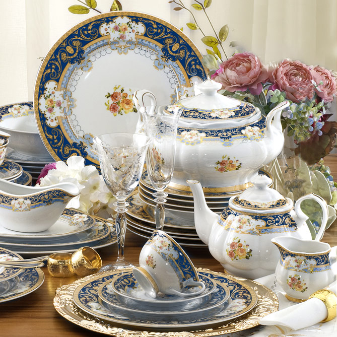 Conjunto de Mesa PETIT VERSAILLES: porcelana clássica policromada em Azul cobalto e Ouro de lei